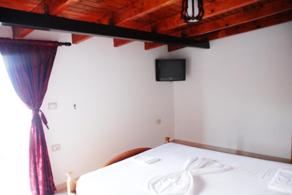 Villa Mucho Sarande Bagian luar foto